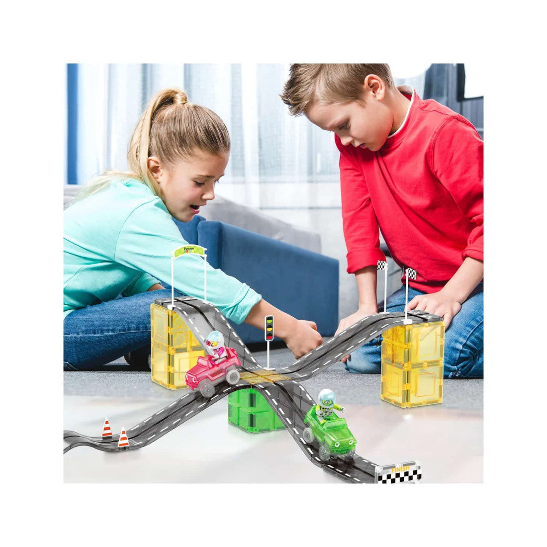 Set PicassoTiles Pistă de curse înclinată - 62 piese magnetice de construcție - conține 2 mașini cu figurine