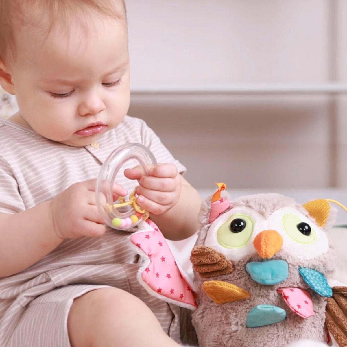 Jucărie senzorială din pluș cu activități și vibrații – Bufniță, PlayQ Sigikid