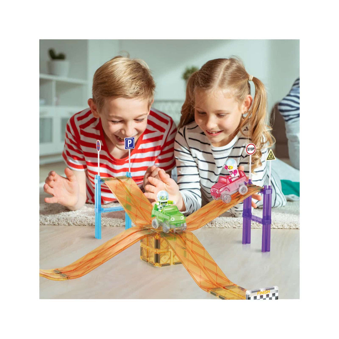 Set PicassoTiles Pistă de curse înclinată - 45 piese magnetice de construcție - conține 2 mașini cu figurine
