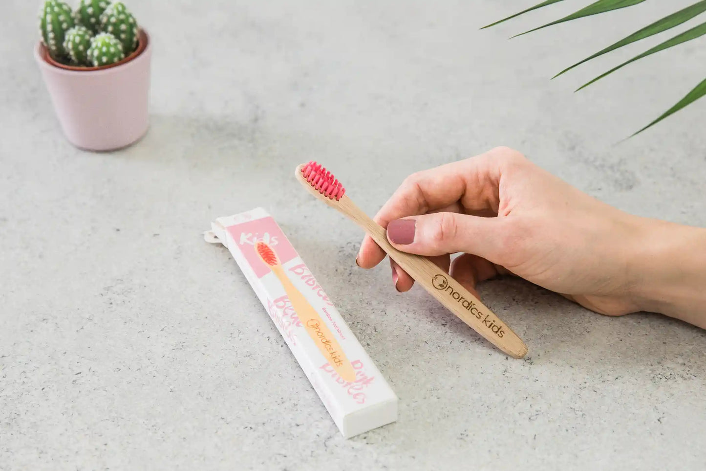 Periuță de dinți din bambus pentru copii - roz - Nordics