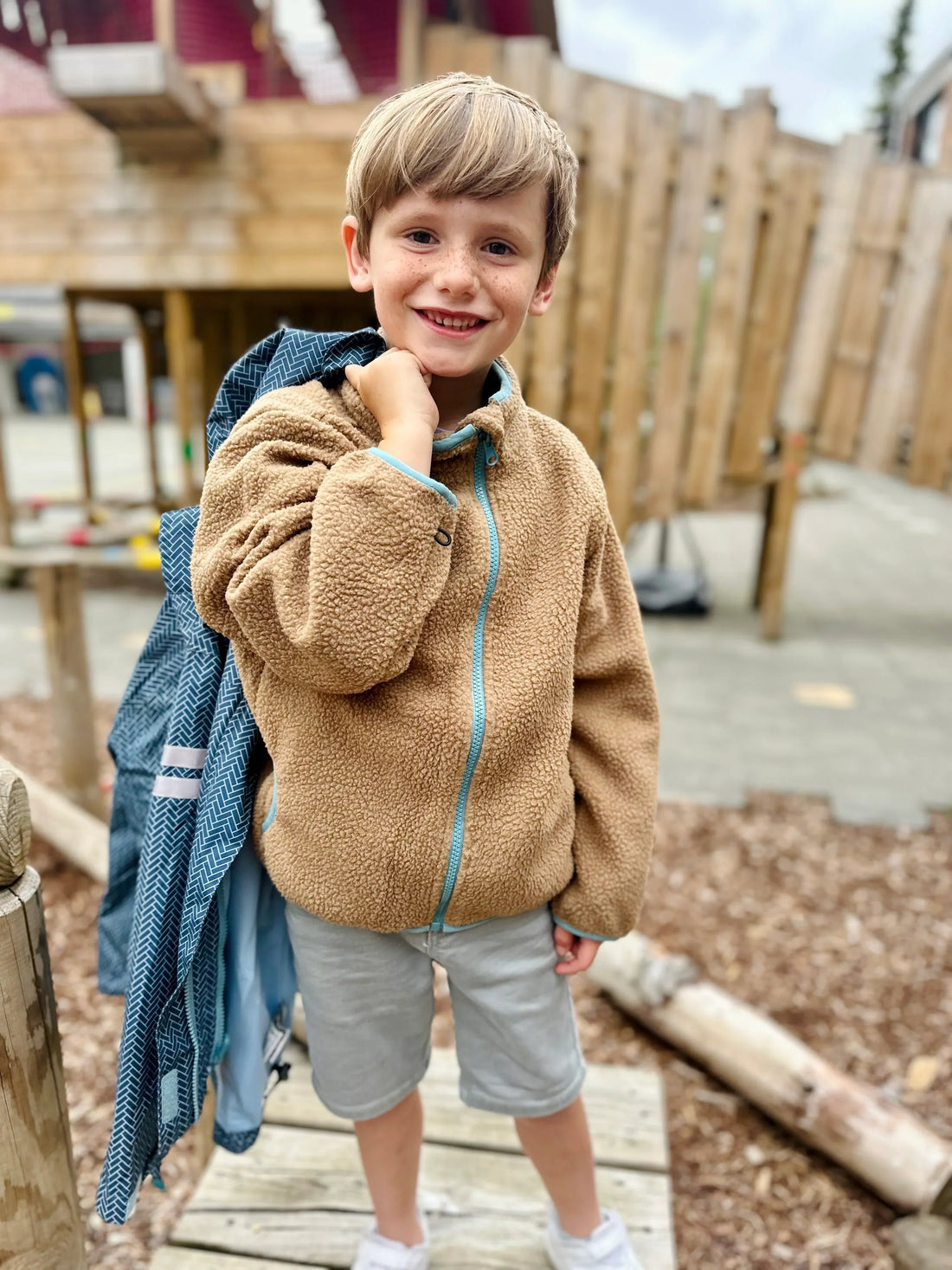 Cum îmbraci corect copilul pentru joacă în aer liber: ghidul straturilor (body, midlayer, softshell, hardshell)