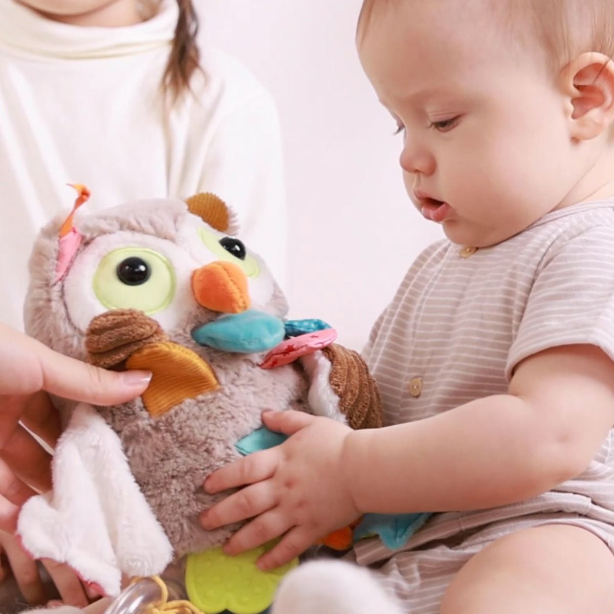 Jucărie senzorială din pluș cu activități și vibrații – Bufniță, PlayQ Sigikid