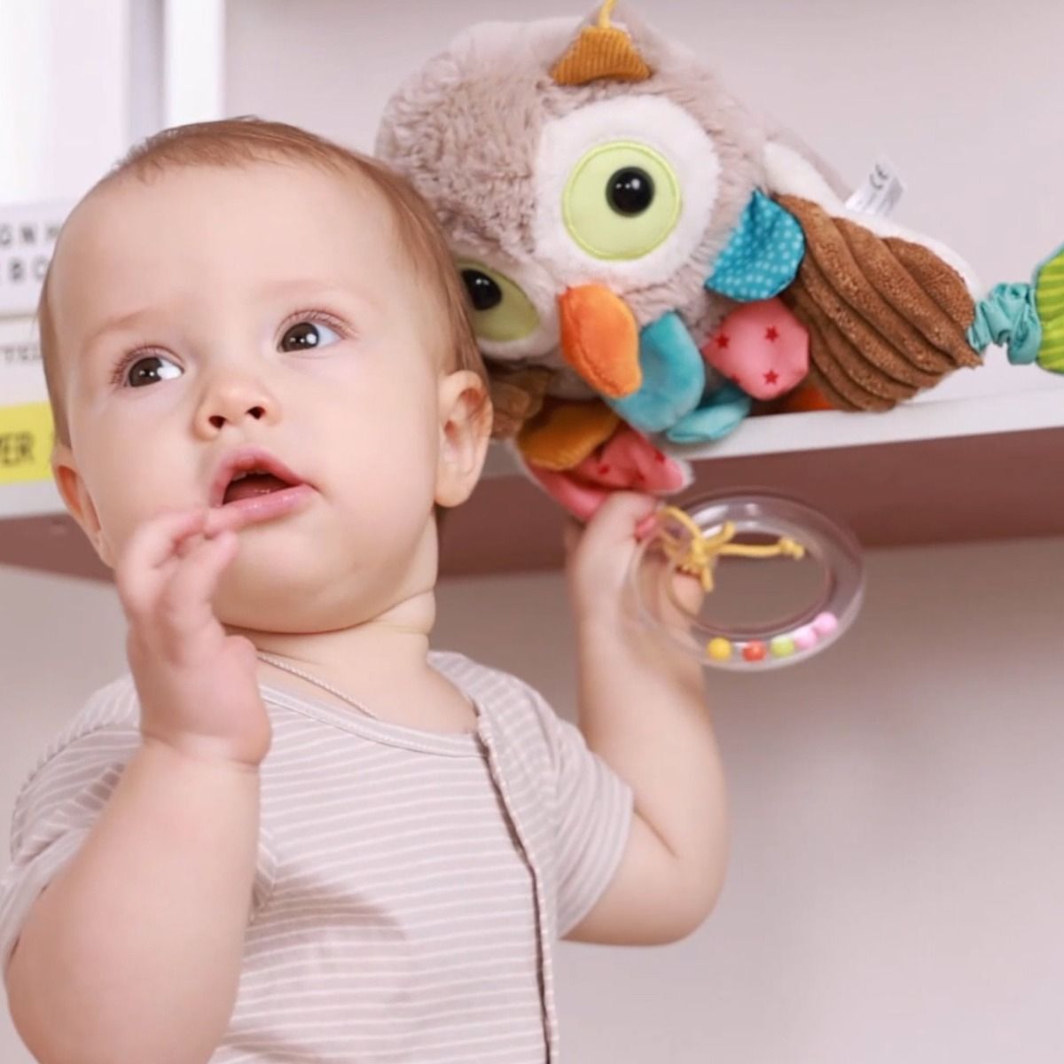 Jucărie senzorială din pluș cu activități și vibrații – Bufniță, PlayQ Sigikid