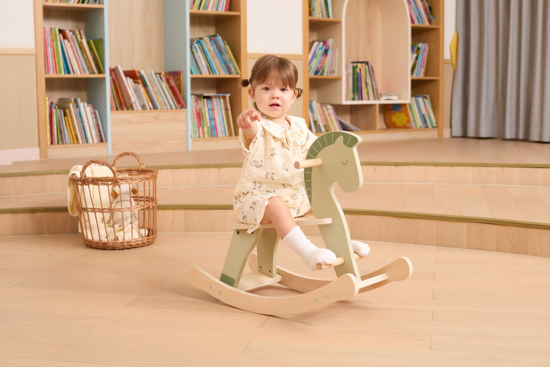 Căluț balansoar din lemn verde, pentru copii – jucărie Montessori - VIGA