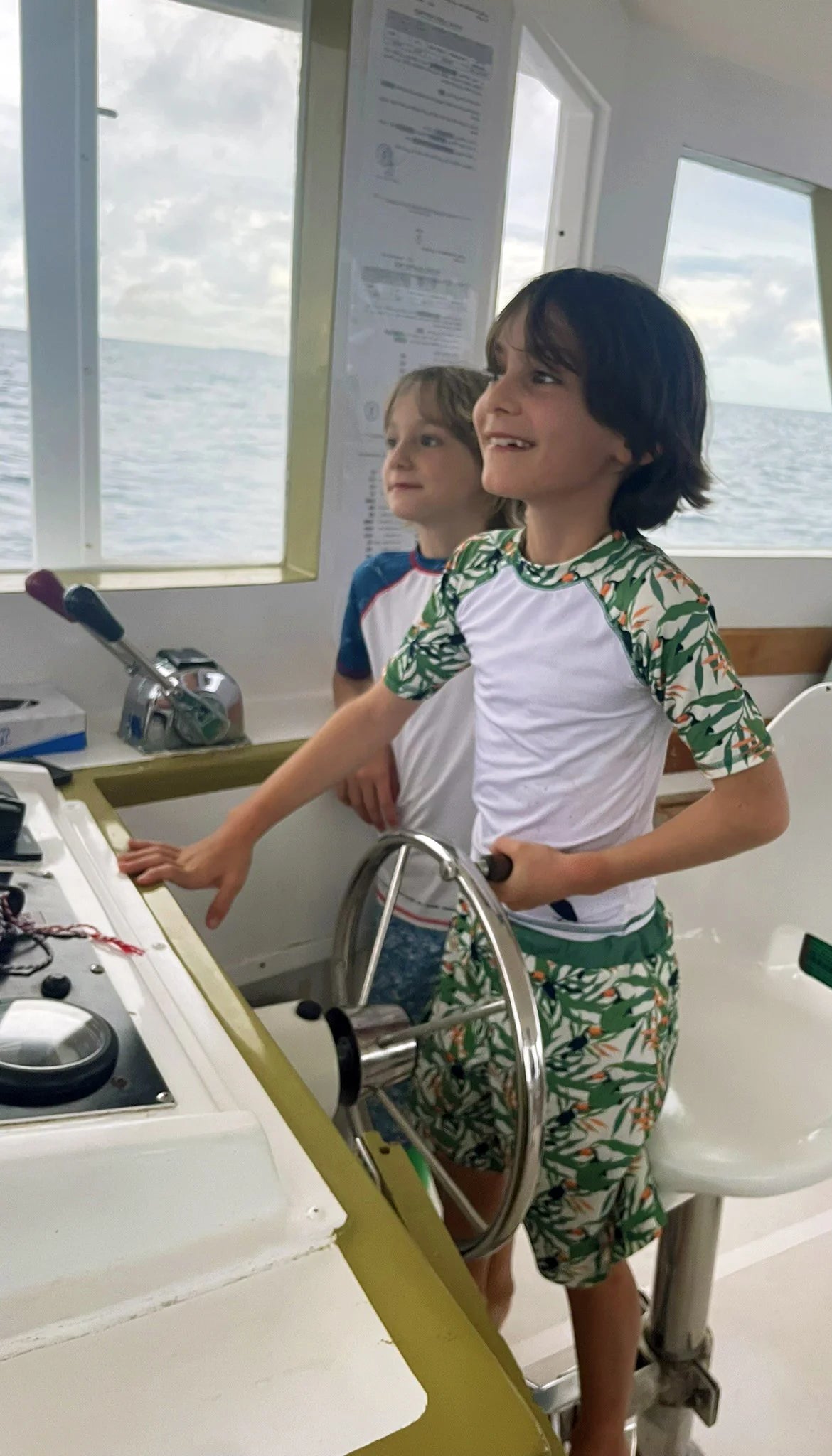 DucKsday - Pantaloni scurți tip boardshorts pentru plajă și înot cu protecție solară UPF 50+ -Toucan