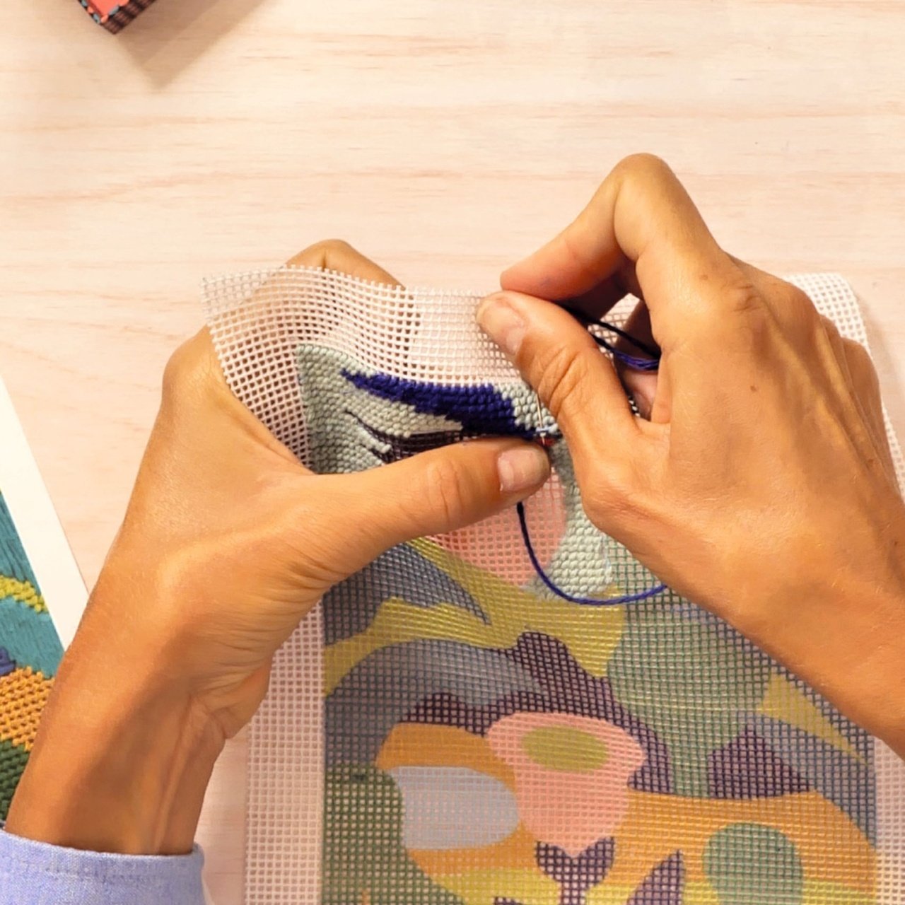 Atelier creativ 65 pentru adulți – Goblen și broderie, Djeco